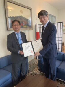 Verleihung der Mitgliedsurkunde an Botschafter Iwama